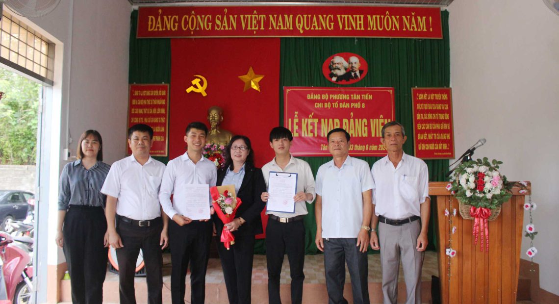 Chi bộ TDP 8, phường Tân Tiến, thành phố Buôn Ma Thuột tổ chức Lễ kết nạp đảng viên năm 2024